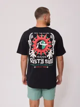 Remera negra de algodón con estampado en la espalda que incluye un sol estilizado, texto con la marca "Rusty" y la frase "Golden Sun - Endless Waves".