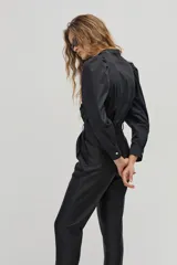 Camisa de algodón negro con bordados de corazones y hombros abullonados, con cuello mao y botones de nácar.