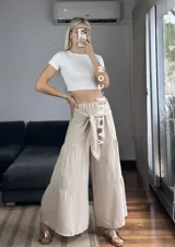 Pantalón palazzo color beige con lazo en la cintura.
