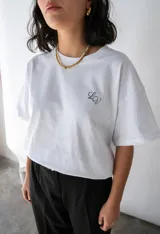 Remera blanca de manga corta con estampa de galletas en la espalda y logo de la marca en el frente.