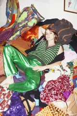 Chaleco de lana rayado en tonos verdes y grises, de diseño exclusivo y artesanal.