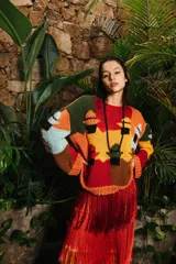 Sweater tejido a mano con diseño geométrico multicolor, de corte holgado, cuello redondo y puños ajustados.