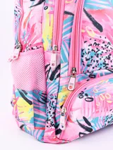 Mochila rosa con estampado de hojas de palmera en tonos rosa, celeste, amarillo y negro. Tiene dos compartimentos principales con cierre, un bolsillo frontal con cierre, dos bolsillos laterales de malla y correas ajustables.