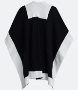Poncho reversible con abertura frontal total y estampado de líneas contrastantes en blanco y negro.