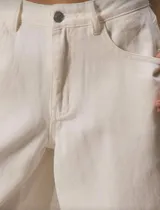 Pantalón de jean blanco, de tiro medio y pierna ancha.