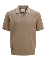 Polo de punto color beige, con cuello clásico, mangas cortas y cierre con botones.