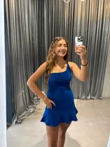 Vestido corto azul eléctrico con breteles finos y falda con volados.