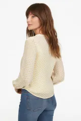 Blusa con estampado de paisley en blanco y negro, con escote redondo y mangas largas abullonadas.