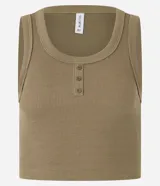 Blusa sin mangas color marrón claro, confeccionada en tejido rib con botones delanteros.