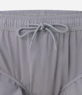 Bermuda deportiva masculina de poliéster, modelo running, color negro. Posee cintura elástica con ajuste interno, sin estampa y bolsillo trasero con cremallera.