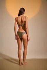 Bombacha vedetina estampada con motivos geométricos y florales en tonos rosados, amarillos, verdes y azules.