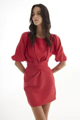 Vestido corto rojo de lino, con escote redondo, mangas globo y lazo ajustable en la cintura.