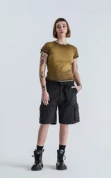 Bermuda negra de corte recto con bolsillos laterales y cinturón con hebilla metálica.