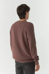 Sweater marrón liso de algodón con cuello redondo y costuras a contratono.