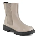 Bota de cuero color gris topo, con elásticos laterales y suela track negra.