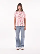Remera negra con estampado de estrellas blancas y texto amarillo.