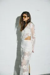 Cárdigan cruzado con estampado floral, escote en V y mangas largas.