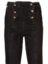Pantalón de jean negro con corte boot leg, tiro alto y cierre frontal con botones dorados.