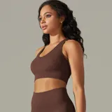 Top deportivo marrón acanalado con espalda racerback y abertura triangular.