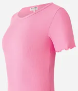 Conjunto de pijama corto con blusa de rib rosa de manga corta y short negro con estampado de corazones rosas y rojos, con cintura elástica y lazo.