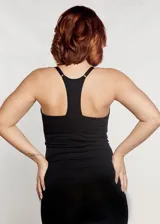 Musculosa negra de microfibra, corte ajustado, con breteles finos regulables y espalda nadadora. Incluye sostén interno con soporte rib debajo del busto.