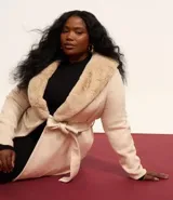 Saco de invierno color beige confeccionado en polivelour, con cuello solapa de pelo sintético desmontable, manga larga y cierre con cinturón. Marca Ashua Curve & Plus Size.