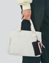 Cartera mini city negra de tela deportiva con pouch con cierre, correa regulable y desmontable, manijas superiores, cierre superior, bolsillo frontal con cierre y doble bolsillo lateral.