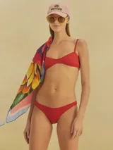 Bikini rojo con textura de piña. El top es de corte clásico con tirantes finos y la braguita es de corte clásico.