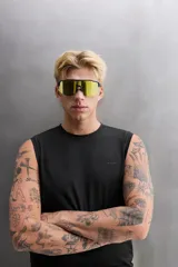 Musculosa deportiva blanca de tejido ligero y elástico con zonas perforadas para mayor transpirabilidad.