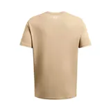 Remera blanca de Under Armour con estampado camuflado en el pecho y logo de la marca en negro.