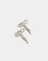 Par de aros colgantes plateados con forma de moño cubiertos de strass y flecos de strass.