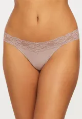 Panty colaless color rosa pálido, de lycra con detalle de encaje floral en la cintura.