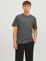 Camiseta gris de manga corta y cuello redondo con logo de la marca en el pecho.