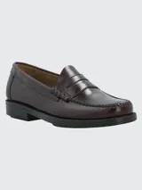 Zapato de vestir color bordó, tipo mocasín, de cuero liso con detalle de antifaz y suela con tecnología Bounce.