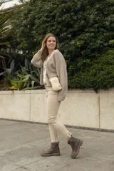 Bolso bandolera pequeño de cuero color natural con efecto desgastado, cierre superior, bolsillo interno, bolsillo externo y correa ajustable.