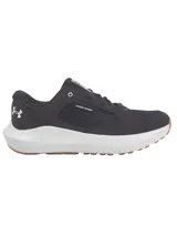 Championes Under Armour Charged Versurge para hombre, color negro con detalles en blanco y suela color caramelo.