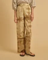 Pantalón de algodón color beige con estampado de hojas, de corte holgado y cintura elástica en la parte trasera.