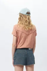 Short de jean azul con bolsillos cargo y ruedo desflecado.