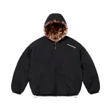 Campera reversible negra con capucha, de algodón y piel sintética. Presenta un bolsillo tipo canguro en el frente y el logo de Supreme bordado en la espalda.