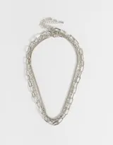 Set de tres collares dorados de metal con diferentes tipos de eslabones.