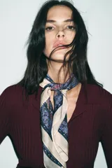 Pañuelo cuadrado de viscosa y seda, con estampado paisley en tonos azul, beige y rosa.