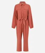 Mono largo color ladrillo, de corte sastrero, con cuello camisero, cierre frontal con botones y cinturón de lazo en la cintura.