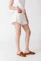 Short de denim de calce amplio y tiro alto, con ruedo desflecado y detalles de crochet en el borde de los bolsillos frontales.