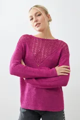 Sweater negro de tejido de punto con calado en la parte superior delantera y en los hombros.