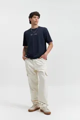 Remera lila de manga corta con cuello redondo y estampado pequeño en el pecho.