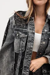 Campera de jean gris oscuro con efecto lavado y apliques de lentejuelas negras en hombros, mangas y bolsillos.