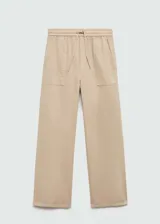 Pantalón color beige de tiro medio, corte recto y diseño largo. Cuenta con dos bolsillos delanteros, cierre de lazo y dos bolsillos de parche en la parte posterior.