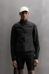 Chaleco negro de tejido técnico con estructura ripstop y ligero acolchado interior. Cuello alto ajustable con elástico, manga sisa, bolsillos de seguridad con cremallera en pecho y cadera, acabados con cinta elástica, cierre frontal con cremallera y logo estampado en el bajo.