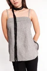 Musculosa gris de lino con escote recto y breteles finos. Presenta elástico en la espalda para un mejor ajuste.