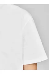 Camiseta blanca de manga corta y cuello redondo, con corte relajado.